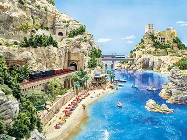 Ausflugsziel: „La Dolce Vita“ auf 190 m²: Das Urlaubsland Italien ist auch im Miniatur Wunderland eine absolute Reiseempfehlung. In mediterranem Flair können hier nicht nur die kleinen Wunderländer die Seele baumeln lassen, auch die Besucher nehmen wir mit auf einen Kurztrip von der Amalfiküste bis zum Vesuv. - Miniatur Wunderland