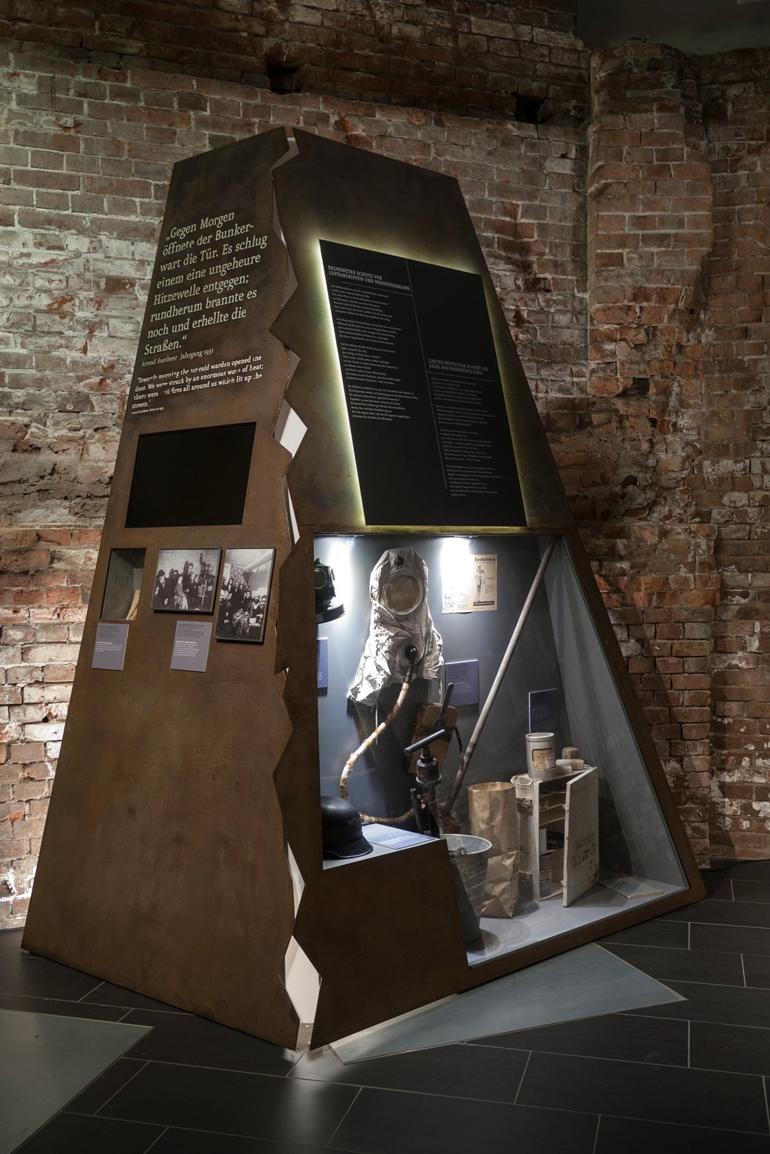 Ausflugsziel: Museum_Ausstellung: Vitrine Luftschutz  - Mahnmal St. Nikolai