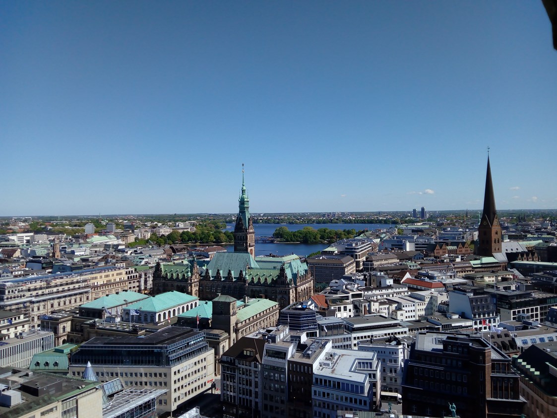Ausflugsziel: Blick vom Turm zum Rathaus und zur Alster b - Mahnmal St. Nikolai