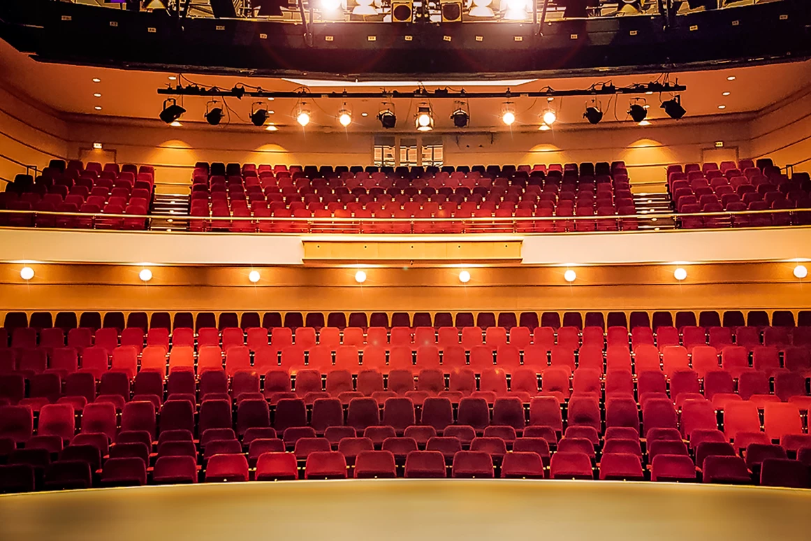 Ausflugsziel: Der Saal der Comödie Dresden.  - Comödie Dresden