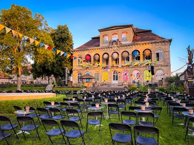 Ausflugsziel: Open-Air Musicals direkt an der Elbe: Schloss Übigau - Comödie Dresden
