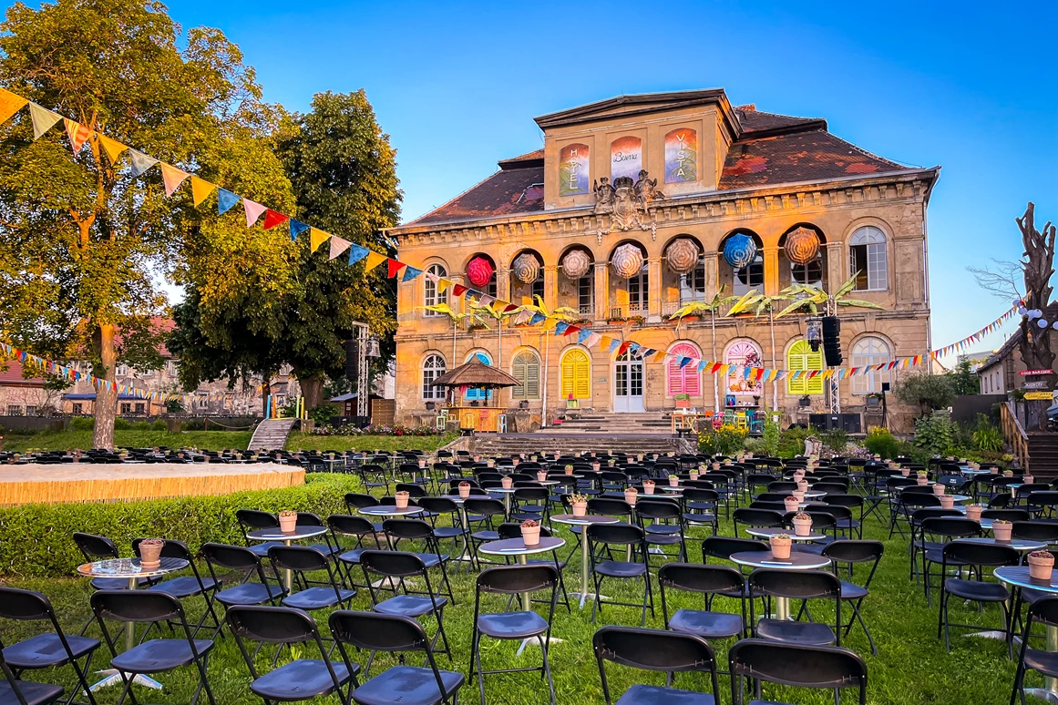 Ausflugsziel: Open-Air Musicals direkt an der Elbe: Schloss Übigau - Comödie Dresden