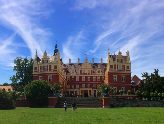 Ausflugsziel: Blick über die Schlosswiese zum Neuen Schloss im Fürst Pückler Park Bad Muskau - Bad Muskau Touristik GmbH