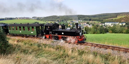 Reis met kinderen - Schmölln - Kurz vor dem Bahnhof Schönheide bietet sich eine Aussicht auf das Westerzgebirge. - Museumsbahn Schönheide