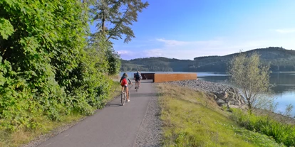 Viaggio con bambini - Kinderwagen: großteils geeignet - Radfahrer am Hennesee - Hennesee - Talsperre im Sauerland