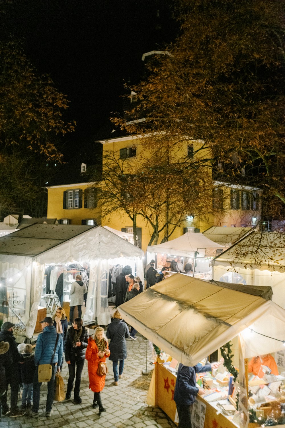 Schloss Lüntenbeck Highlights beim Ausflugsziel Der stimmungsvolle Weihnachtsmarkt in Schlosshof und -Garten.
