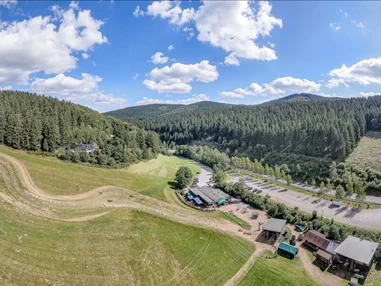 Ausflugsziel: Das Ski-und Freizeitgebiet Hohe Lied in Gellinghausen. Im Tal die Hellermanns Hütte. - Hellermanns Hütte im Ski- und Freizeitgebiet Hohe Lied