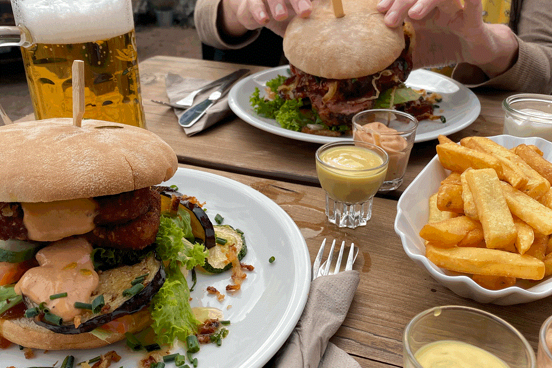 Ausflugsziel: Burger und kalte Getränke im Biergarten. - Hellermanns Hütte im Ski- und Freizeitgebiet Hohe Lied