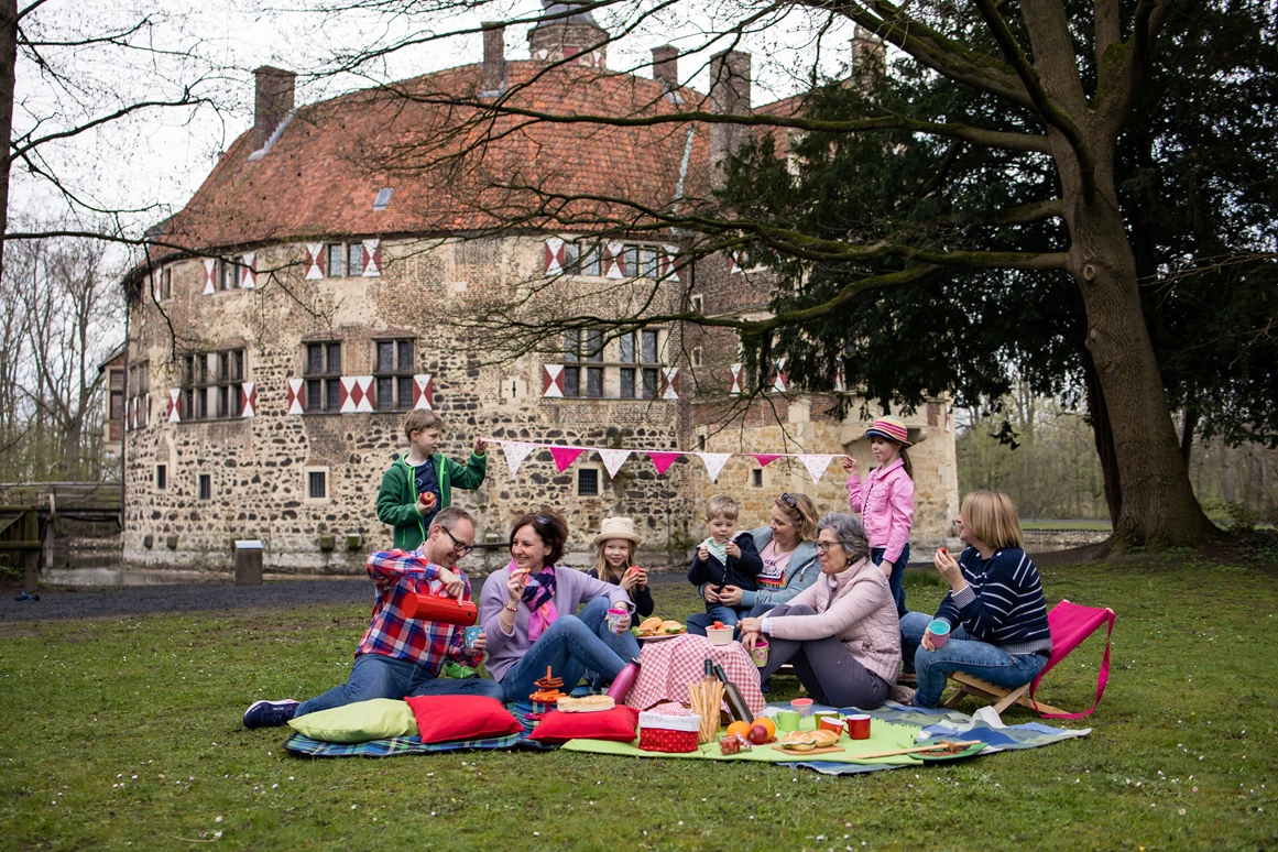 Ausflugsziel: Die Wiesen an der Burg laden zum Picknick ein. - Burg Vischering