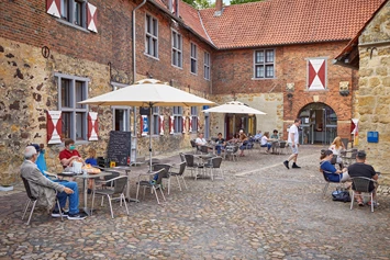 Ausflugsziel: Das Café Reitstall bietet leckere Snacks, Kuchen und Getränke - Burg Vischering