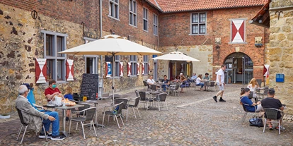 Ausflug mit Kindern - Hagen (Hagen, Stadt) - Das Café Reitstall bietet leckere Snacks, Kuchen und Getränke - Burg Vischering