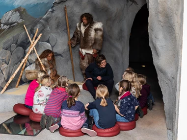 Ausflugsziel: In der Höhle erfahren die Besucher, wie die Menschen in der Steinzeit im Sauerland gelebt haben - Sauerland-Museum