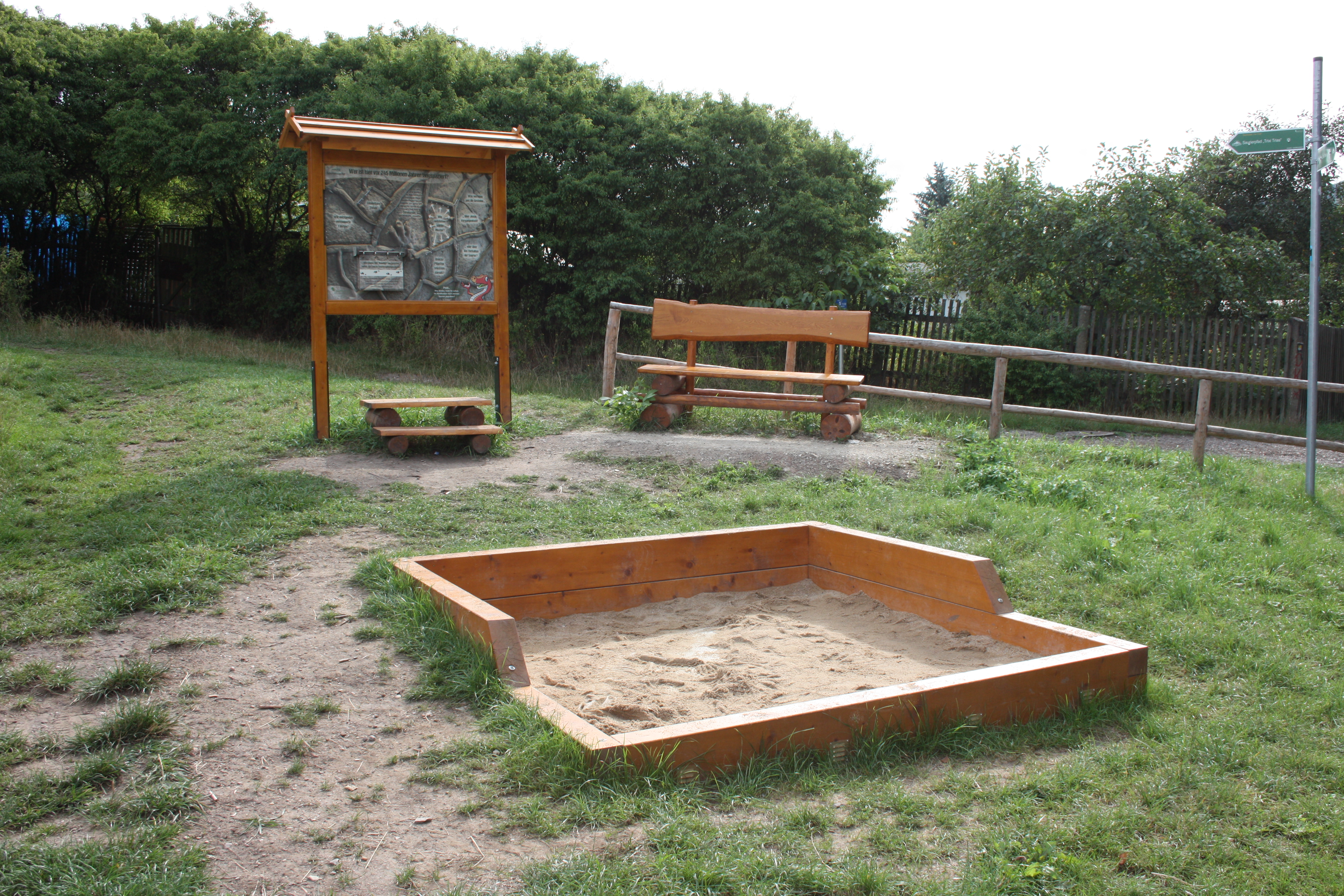 Trip with children - Erfurt - Station 2 "Spurensuche" mit interaktiver Schautafel und  kleinem Sandkasten - SaurierPfad Trixi Trias