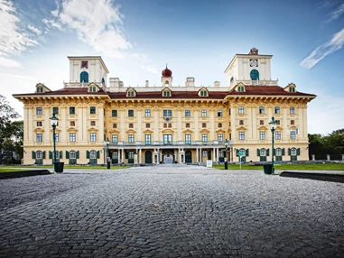 Ausflugsziel: Schloss Esterházy Vorderansicht - Schloss Esterházy