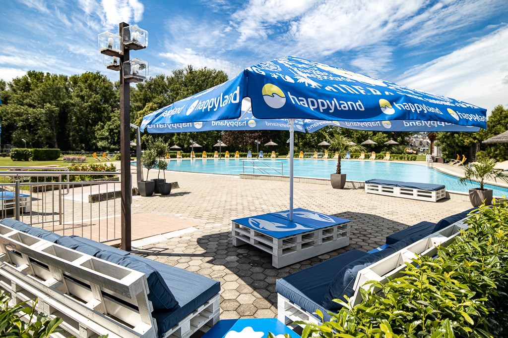 Ausflugsziel: Pool-Lounge im Freibad - Happyland