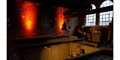 Voyage avec des enfants - erreichbar mit: Schiff - Blick in die Gießgrube - Museum Glockengießerei Mabilon