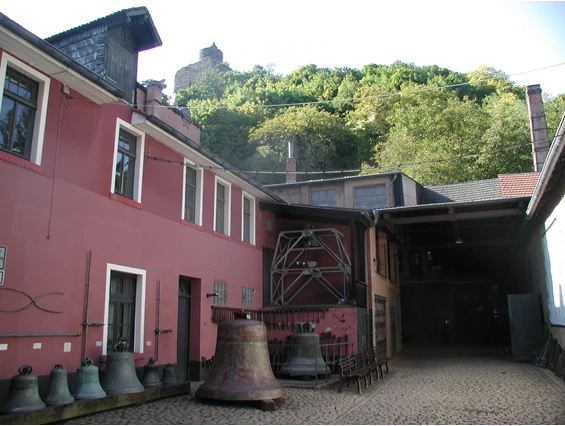 Ausflugsziel: Blick auf das ehemalige Wohnhaus der Gießerfamilie und in den Innenhof der Glockengießerei unterhalb der Saarburg gelegen. - Museum Glockengießerei Mabilon