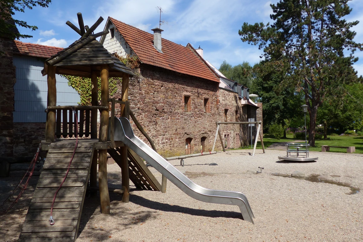 Ausflugsziel: Michelstädter Stadtgarten mit Wasserspielplatz, Bouleplatz, Liegewiese, Bänke, Bachlauf mit Kneipp Möglichkeit