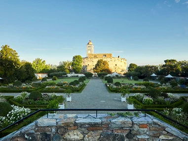 Ausflugsziel: Blick auf die Schallaburg vom Schlossgarten aus - Schallaburg
