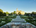 Ausflugsziel: Blick auf die Schallaburg vom Schlossgarten aus - Schallaburg