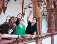 Ausflugsziel: Kulturvermittlerin erklärt Kindern etwas über die Schallburg - Schallaburg