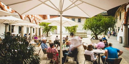 Reis met kinderen - St. Pölten - Gastgarten des Restaurants im Großen Arkadenhof - Schallaburg