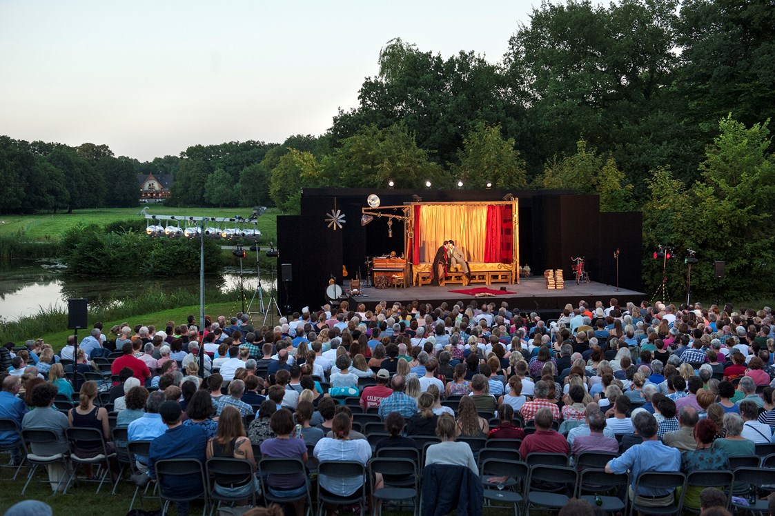 Ausflugsziel: »Shakespeare im Park« - alljährliches Open Air Theaterfestival der bremer shakespeare company im Bremer Bürgerpark. Foto: Marianne Menke - bremer shakespeare company