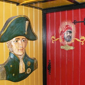 Ausflugsziel: Lord Nelson überwacht den piratischen Toiletten - Pannekoekschip Admiral Nelson