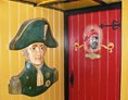 Ausflugsziel: Lord Nelson überwacht den piratischen Toiletten - Pannekoekschip Admiral Nelson