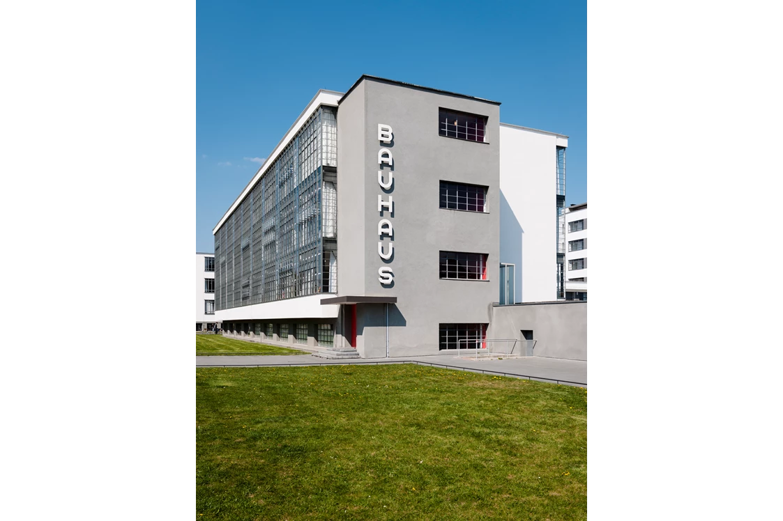 Ausflugsziel: Bauhausgebäude (1925-26), Architekt: Walter Gropius, Ansicht von Süd-West, 2019 / © Stiftung Bauhaus Dessau / Foto: Meyer, Thomas, 2019 / OSTKREUZ - Stiftung Bauhaus Dessau