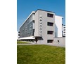 Ausflugsziel: Bauhausgebäude (1925-26), Architekt: Walter Gropius, Ansicht von Süd-West, 2019 / © Stiftung Bauhaus Dessau / Foto: Meyer, Thomas, 2019 / OSTKREUZ - Stiftung Bauhaus Dessau