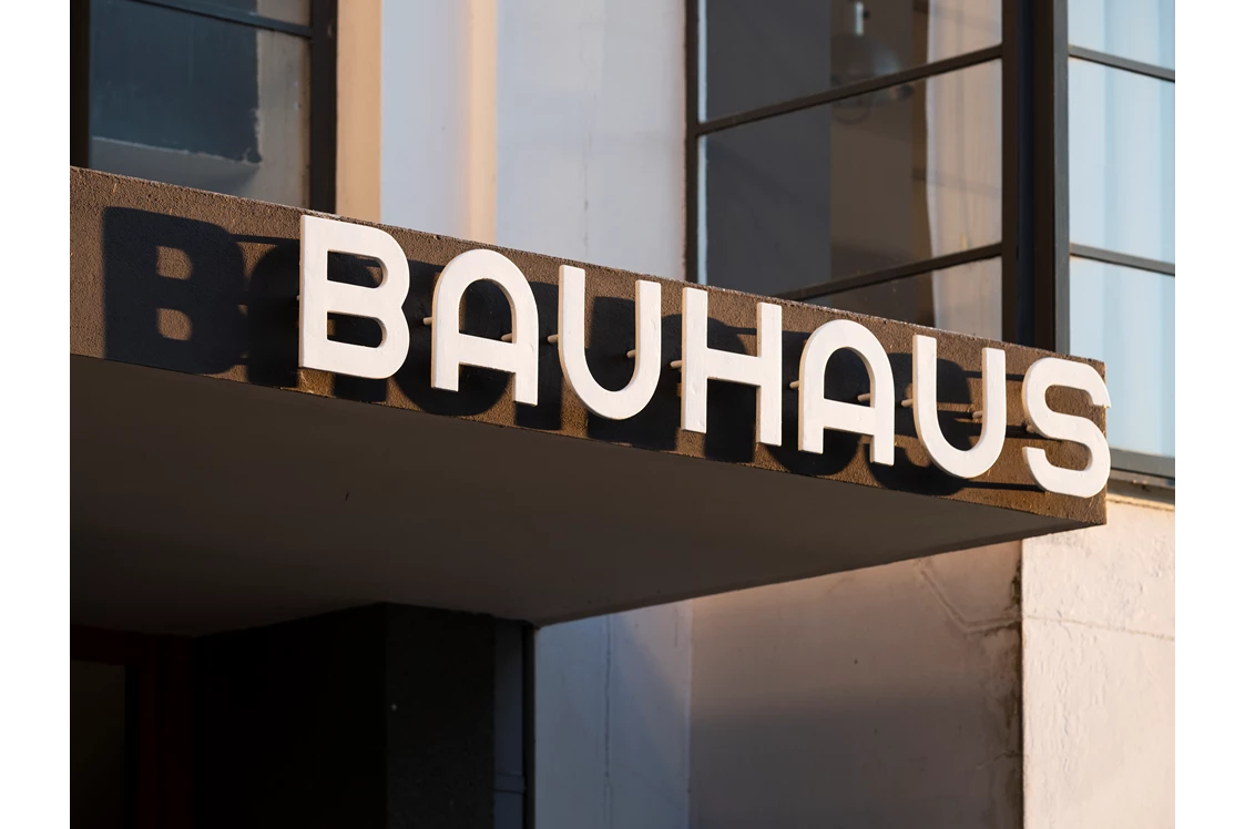 Ausflugsziel: Bauhausgebäude (1925-26), Architekt: Walter Gropius, Schriftzug am Eingang, 2019 / © Stiftung Bauhaus Dessau / Foto: Meyer, Thomas, 2019 / OSTKREUZ - Stiftung Bauhaus Dessau