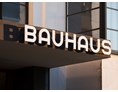 Ausflugsziel: Bauhausgebäude (1925-26), Architekt: Walter Gropius, Schriftzug am Eingang, 2019 / © Stiftung Bauhaus Dessau / Foto: Meyer, Thomas, 2019 / OSTKREUZ - Stiftung Bauhaus Dessau