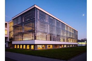 Ausflugsziel: Bauhausgebäude (1925-26), Architekt: Walter Gropius, Abendstimmung, 2019 / © Stiftung Bauhaus Dessau / Foto: Meyer, Thomas, 2019 / OSTKREUZ - Stiftung Bauhaus Dessau