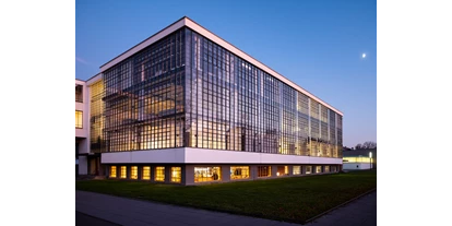 Ausflug mit Kindern - Halle (Kreisfreie Stadt Halle) - Bauhausgebäude (1925-26), Architekt: Walter Gropius, Abendstimmung, 2019 / © Stiftung Bauhaus Dessau / Foto: Meyer, Thomas, 2019 / OSTKREUZ - Stiftung Bauhaus Dessau