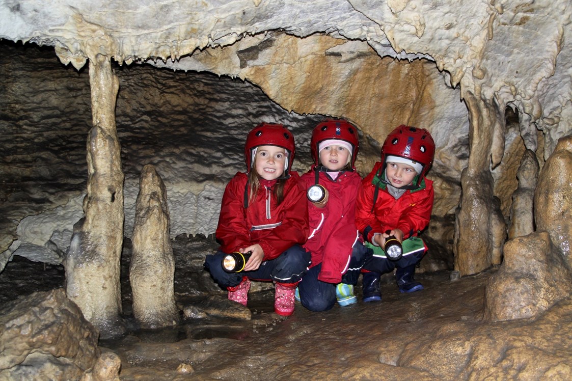 Ausflugsziel: Kinder in der Märchenhalle - Ötscher Tropfsteinhöhle