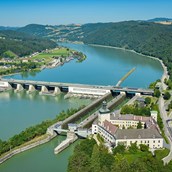 Ausflugsziel - Kraftwerk Ybbs-Persenbeug mit Schleuse & Schloss Persenbeug - Besucherkraftwerk Ybbs-Persenbeug