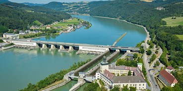Ausflug mit Kindern - Alter der Kinder: über 10 Jahre - Donauraum - Kraftwerk Ybbs-Persenbeug mit Schleuse & Schloss Persenbeug - Besucherkraftwerk Ybbs-Persenbeug