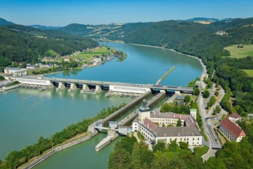 Ausflugsziel: Kraftwerk Ybbs-Persenbeug mit Schleuse & Schloss Persenbeug - Besucherkraftwerk Ybbs-Persenbeug