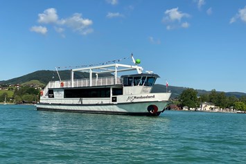 Ausflugsziel: Das Passagierschiff Mondsee bietet Platz für bis zu 150 Gäste. 100 Plätze sind witterungsgeschützt, davon 50 in der Kabine. - Seerundfahrt Mondsee mit der Schifffahrt Meindl 