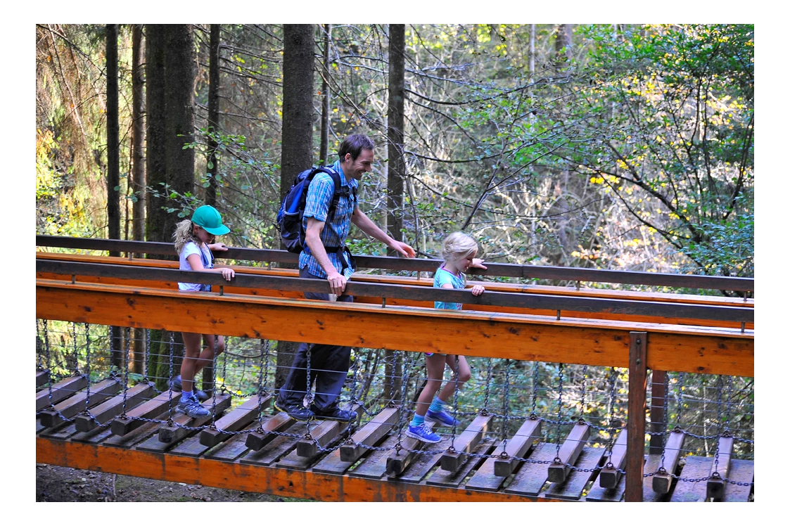 Ausflugsziel: Naturerlebnisweg Hart im Zillertal Holzbrücke - Naturerlebnisweg Hart im Zillertal