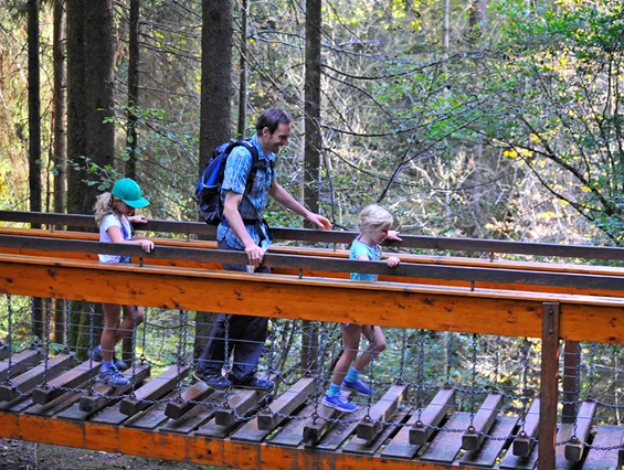 Ausflugsziel: Naturerlebnisweg Hart im Zillertal Holzbrücke - Naturerlebnisweg Hart im Zillertal
