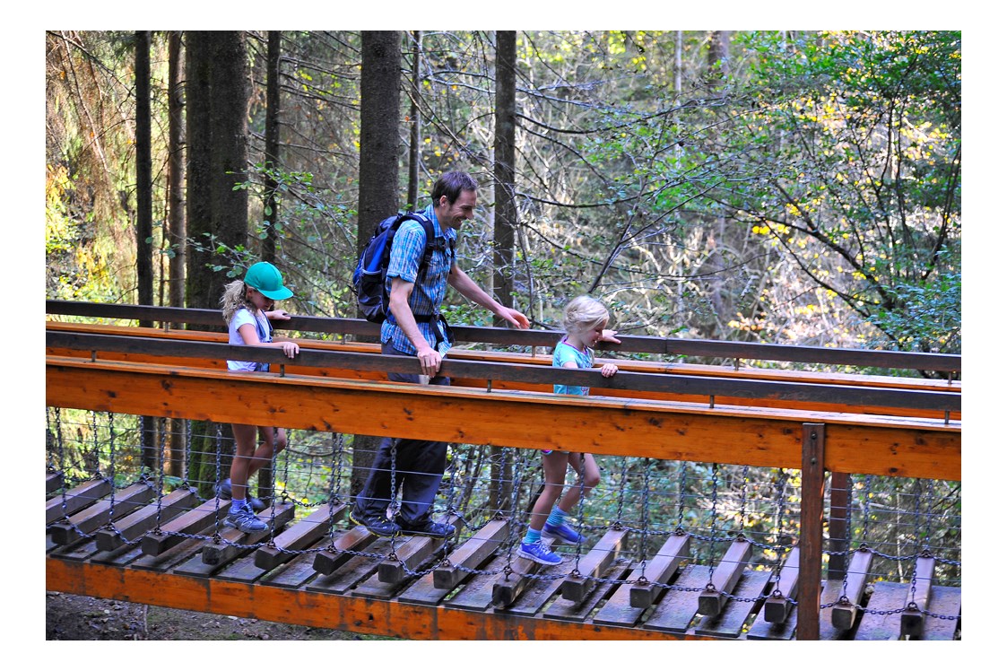 Ausflugsziel: Naturerlebnisweg Hart im Zillertal Holzbrücke - Naturerlebnisweg Hart im Zillertal