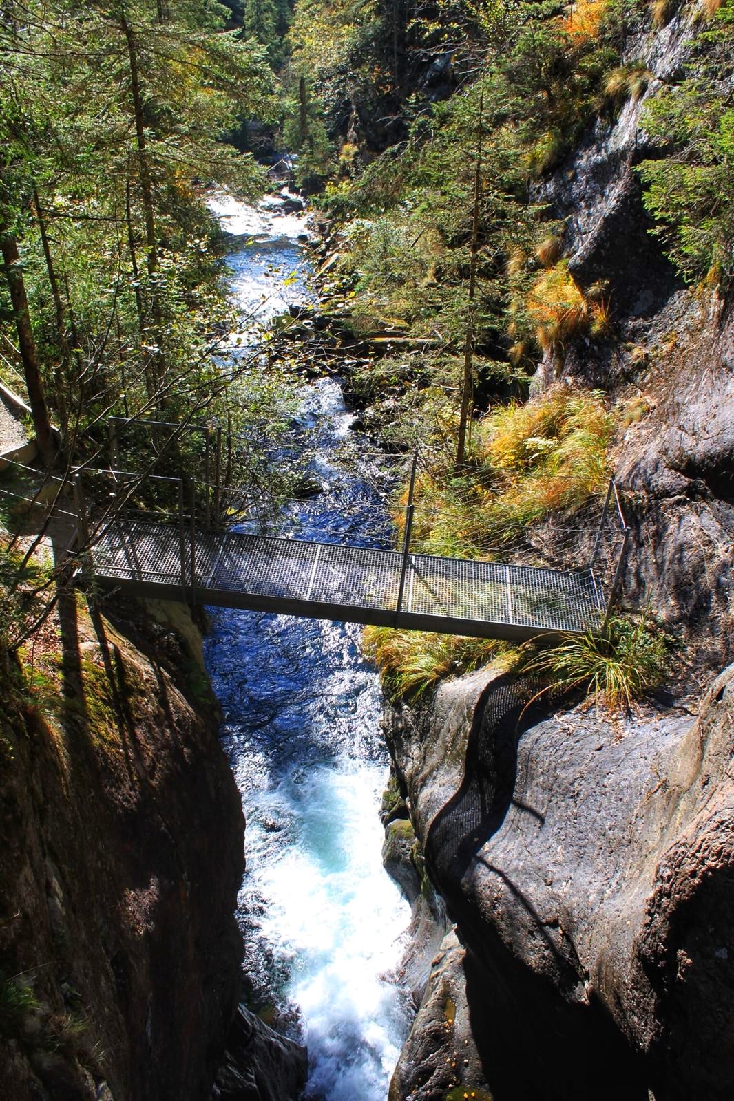 Ausflugsziel: Brücke entlang des Steigs - Alpinsteig durch die Höll - Wilde Wasser