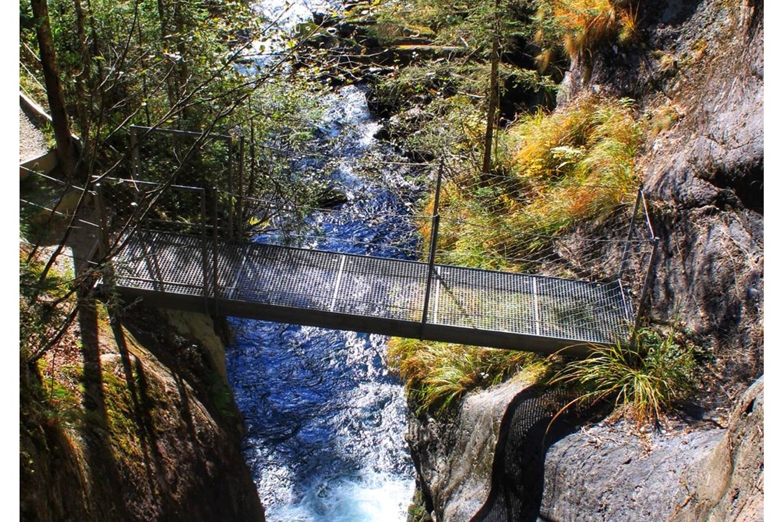 Ausflugsziel: Brücke entlang des Steigs - Alpinsteig durch die Höll - Wilde Wasser