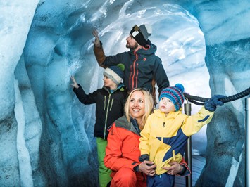 Eisgrotte Stubaier Gletscher Highlights beim Ausflugsziel Eisrally für Kinder
