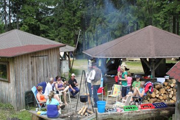 Ausflugsziel: Feuerstelle und Unterstell-Pavillon - Campingplatz Bärnkopf
