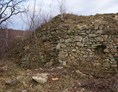 Ausflugsziel: Teil einer Mauer der Burgruine - Burgruine