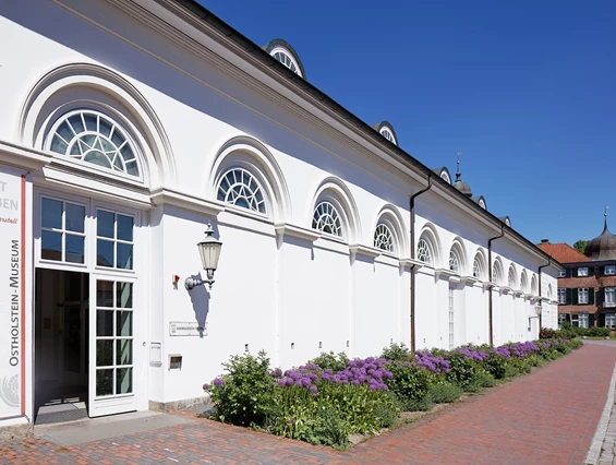 Ausflugsziel: Außenansicht des Ostholstein-Museums in Eutin. Foto: Bernd Perlbach - Ostholstein-Museum Eutin