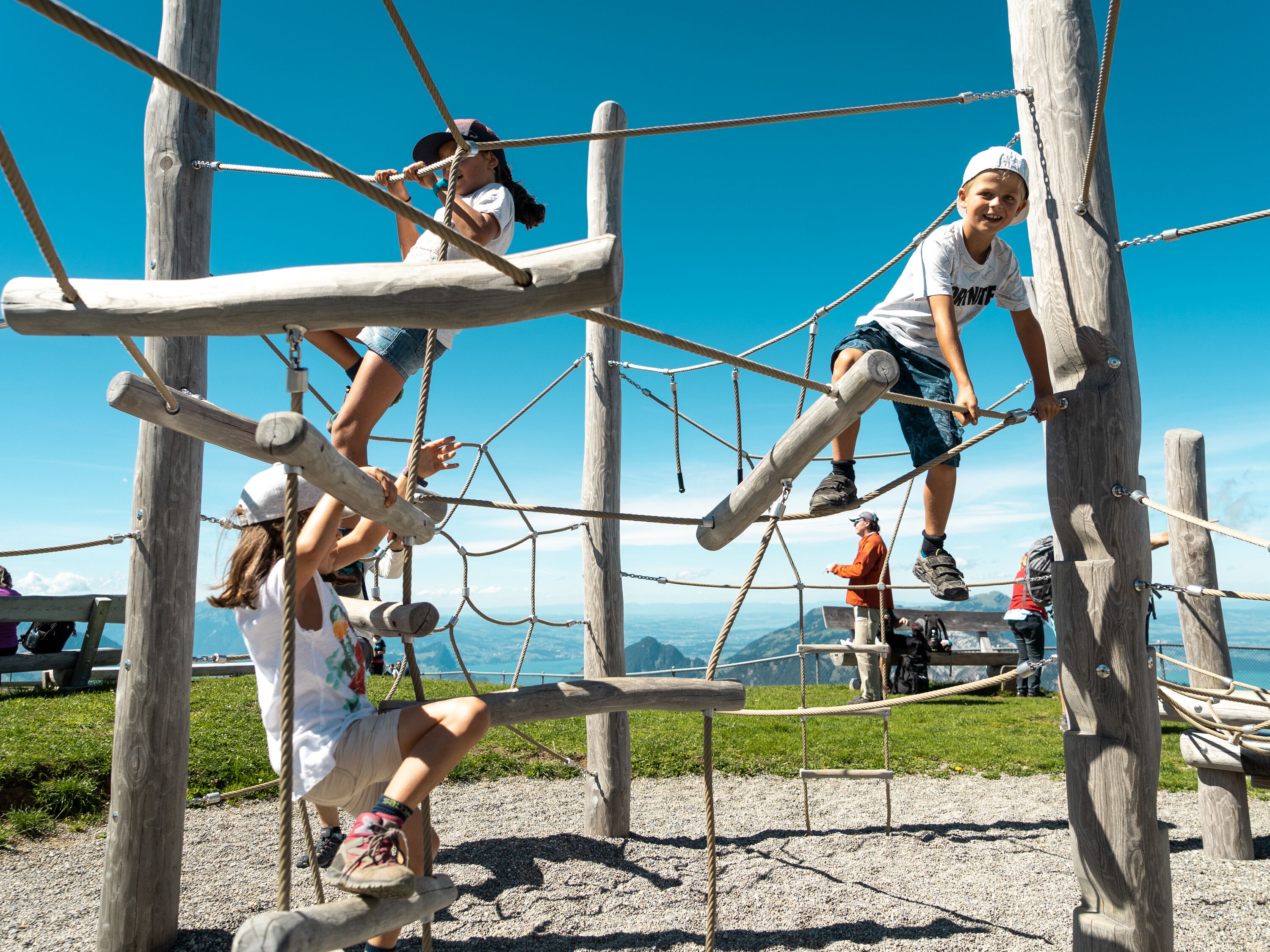 Ausflugsziel: Auf dem Fronalpstock, dem Gipfel oberhalb vom Stoos, gibt es einen riesigen Spielplatz mit wunderschönem Ausblick auf den Vierwaldstättersee.  - Stoos – die steilste Standseilbahn der Welt